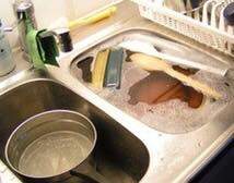 Hạn chế vi khuẩn sinh sôi bằng cách vệ sinh bồn rửa cuối mỗi ngày để đảm bảo vệ sinh cho cả gian bếp`